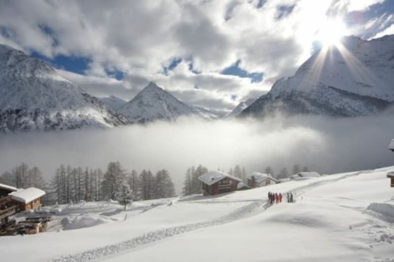 Sternschnuppe über den Wolken mit einzigartiger Terrasse mit Blick übers Dorf und Richtung Italien. (1)