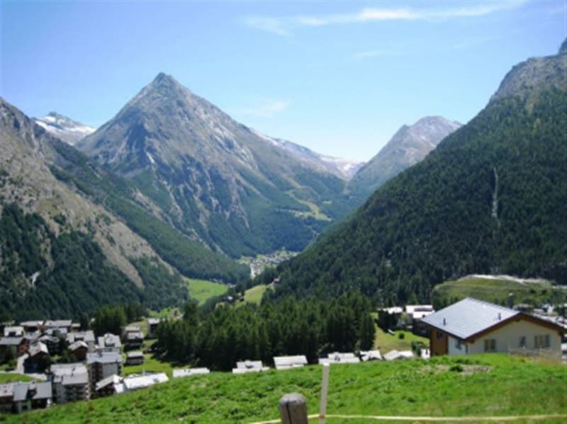 Alpji neue 2.5 Zimmerwohnung in einem der ältesten Weiler Hohnegg oberhalb Saas-Fee. Sportlicher Zugang vom Dorfzentrum, der Lomatte oder Wildi. Mit dem E-bike ganzjährig erreichbar. (7)