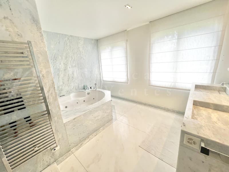 PROCHE VILLAGE ! SUPERBE APPARTEMENT DE 250 m2 AVEC LARGE TERRASSE ET VUE DEGAGEE (10)