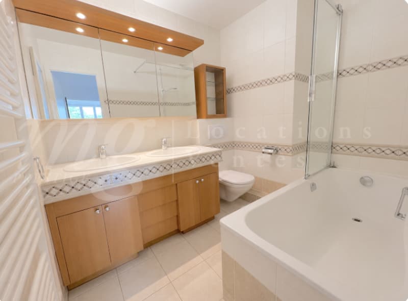 SUPERBE APPARTEMENT FAMILIAL EN DUPLEX DE 300 M2 AVEC JARDIN - VUE PARTIELLE LAC (10)