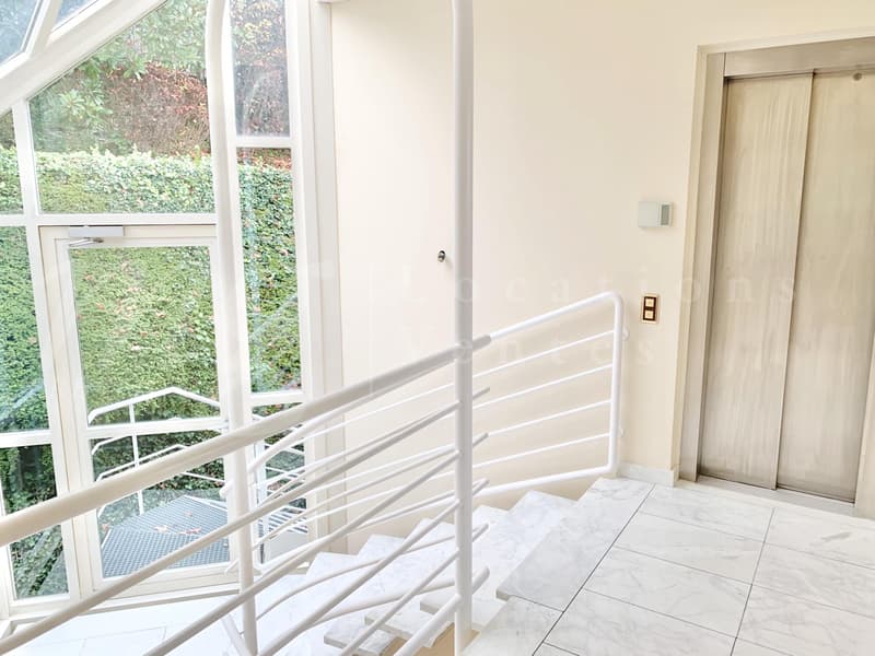 MAISON MODERNE DE 400 m2 hab - VUE PANORAMIQUE A 180 SUR LE LAC - PISCINE - ASCENSEUR (10)