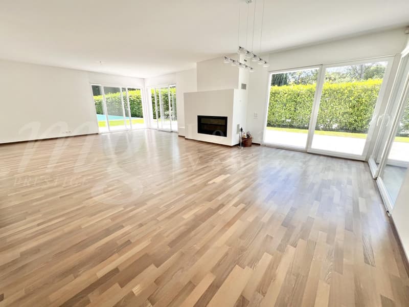 En exclusivité ! MAGNIFIQUE MAISON MODERNE DE 300 M2 AVEC GRAND JARDIN ET PISCINE (5)
