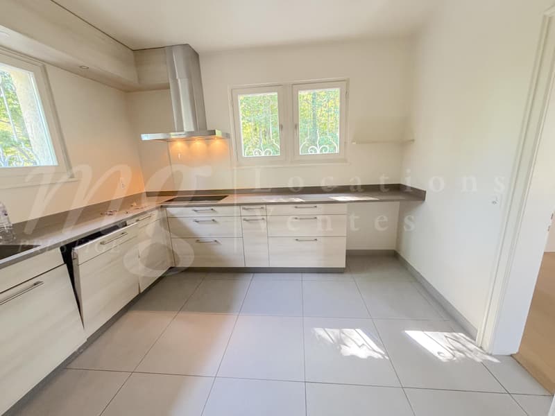 TRES BELLE ET GRANDE MAISON INDIVIDUELLE DE 9 PIECES - 5 CHAMBRES - PISCINE (5)