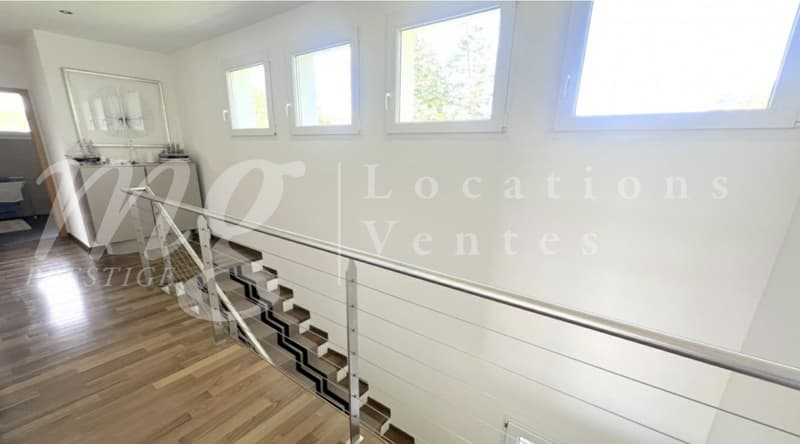 En exclusivité ! SUPERBE MAISON CONTEMPORAINE DE 8 PIECES AVEC GRANDE PISCINE ET JARDIN PRIVATIF (5)