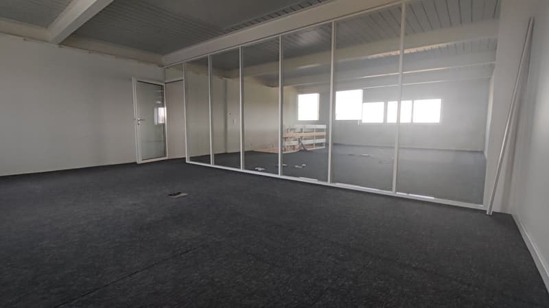 empty room, glass walls, white walls, black floor, windows