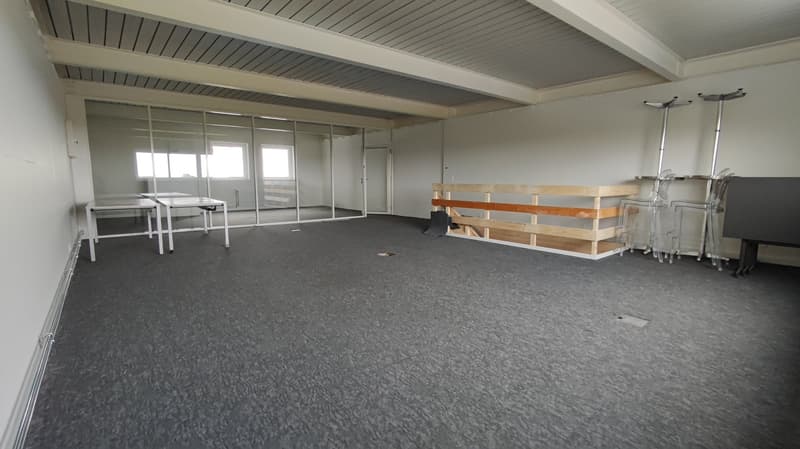 empty room, white walls, gray floor, glass walls, two tables, wooden bench