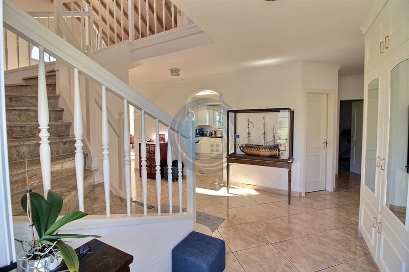 CHARMANTE VILLA INDIVIDUELLE 6,5 PCES AVEC PISCINE ET GRAND TERRAIN (7)