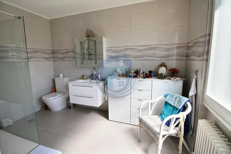 Appt. rez supérieur : salle de douche-wc