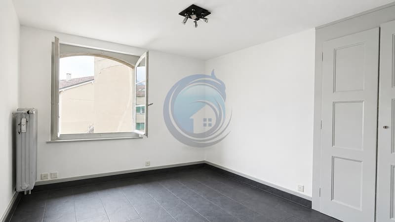 CHARMANT APPARTEMENT EN ATTIQUE DE 4.5 PIÈCES AU CENTRE-VILLE D'AIGLE (10)