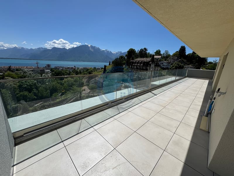 APPARTEMENT DE 2,5 PIÈCES EN ATTIQUE AVEC VUE PANORAMIQUE SUR LE LAC (9)