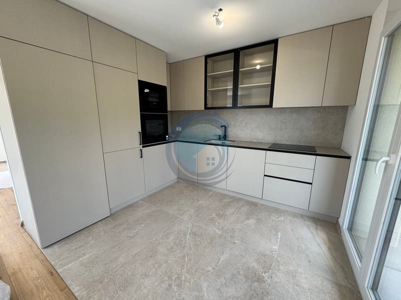 APPARTEMENT DE 2,5 PIÈCES EN ATTIQUE AVEC VUE PANORAMIQUE SUR LE LAC (4)