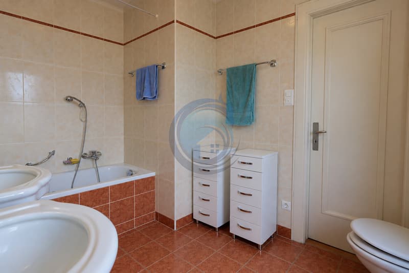 SPACIEUX APPARTEMENT DE 4,5 PIÈCES AVEC VUE PANORAMIQUE SUR LE LAC (11)
