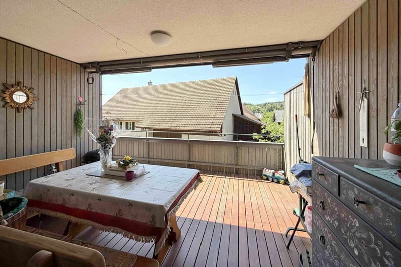 Herrlicher, geschützter Aufenthaltsbereich im Freien auf dem Balkon