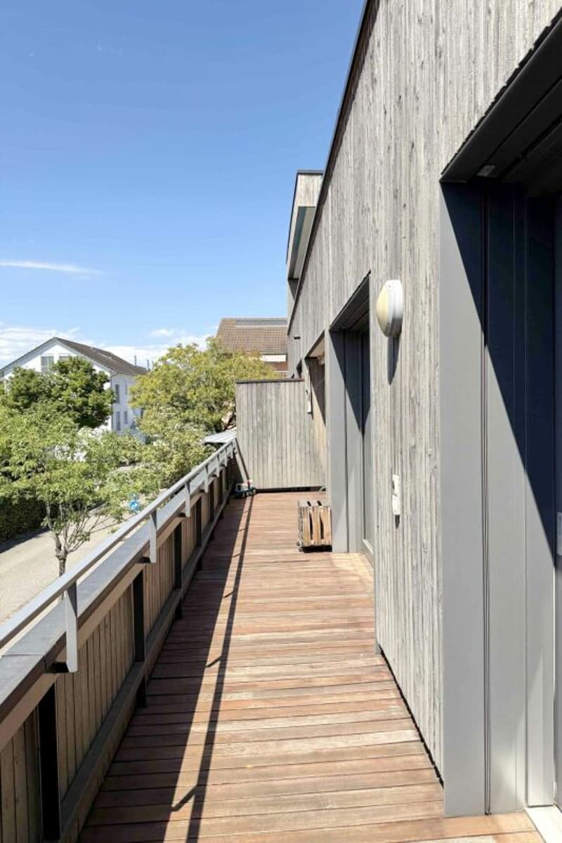 Der Balkon, mit Zugang sowohl aus dem Wohnbereich wie auch aus beiden Zimmern, erstreckt sich über die gesamte Wohnungsbreite