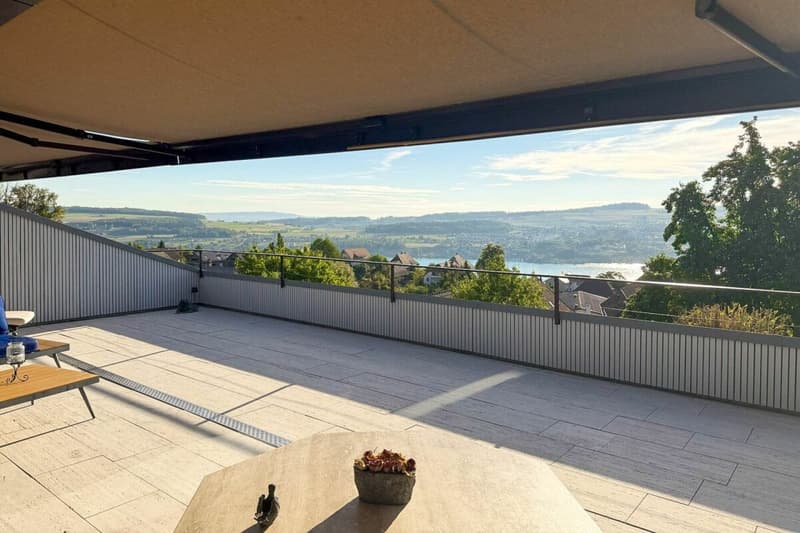 Fantastische Lage mit 90 m2 grosser Traum-Terrasse (Blick Richtung Osten)