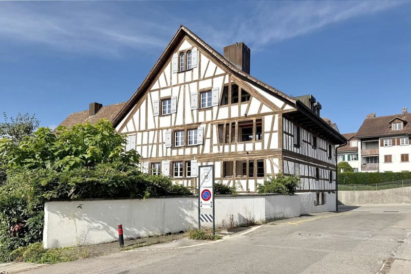 Ansicht an die Südost-Fassade des historischen Riegelbaus