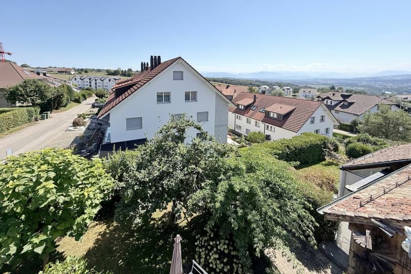Sehr schöne Aussicht Richtung Südosten, bis hin zu den Alpen.