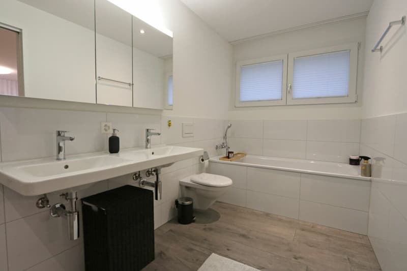 Grosszügige 4.5 Zimmer-Wohnung mit Balkonverglasung (10)