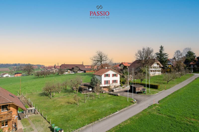 Alpenblick in Salvenach: 6.5-Zimmer Einfamilienhaus mit 1'277m2 Grundstück und viel Potenzial (1)