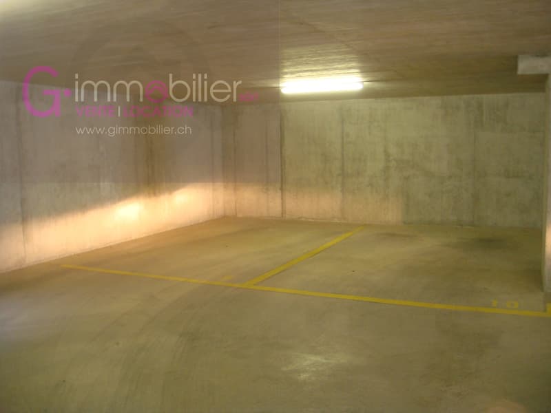 A louer place de parc au sous sol dans un garage (3)