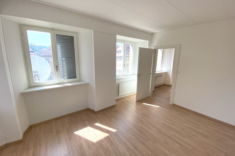 Wooden floor, large windows, bright and spacious.