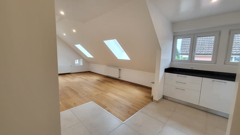 Charmant appartement sous les toits de 2,5 pièces à Val-de-Travers (3)