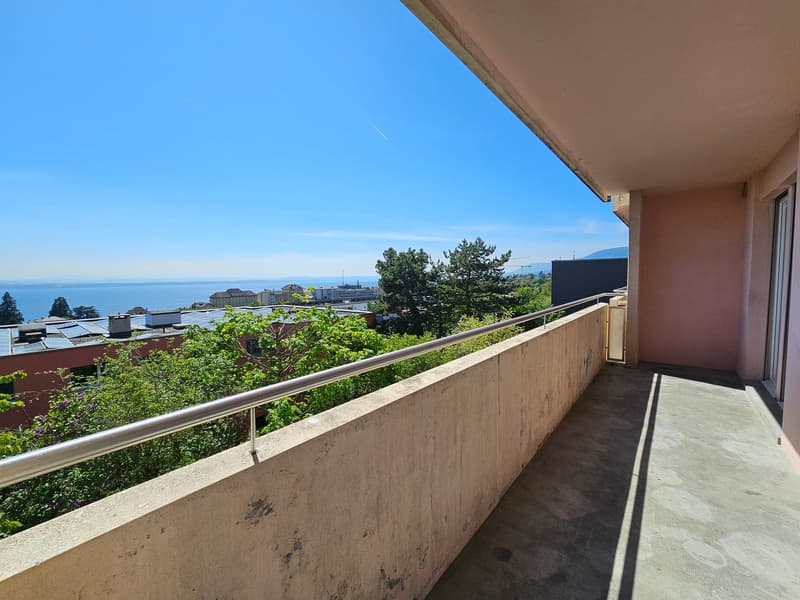 balcony with railing, concrete wall, view of the city and sea