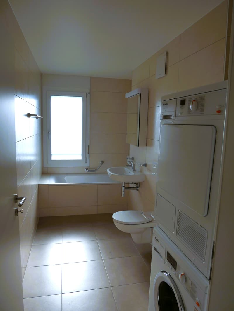 Salle de bains avec colonne de lavage-séchage