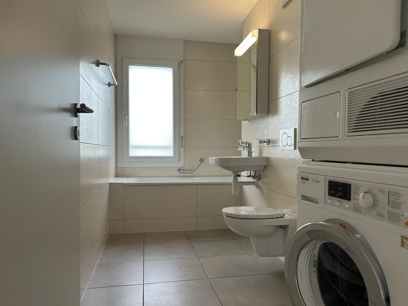 Salle de bains avec colonne de lavage-séchage