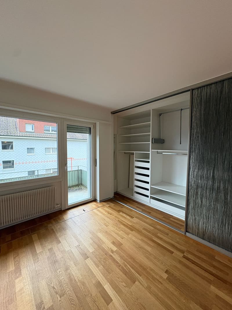 Grosses Schlafzimmer mit Wandschrank