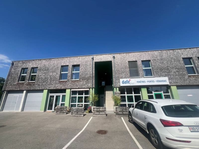 Superbe local commercial traversant plein pied- idéalement situé (6)