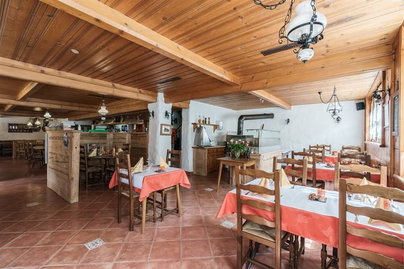 Au coeur du village avec une belle histoire et un gros potentiel (3)