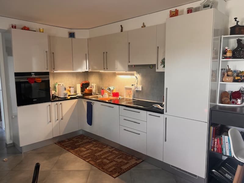 Appartement quasi neuf en attique avec terrasse à Villars-le-Terroir (2)