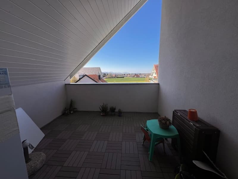 Appartement quasi neuf en attique avec terrasse à Villars-le-Terroir (9)
