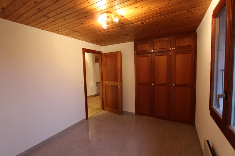 Chambre 1 avec armoires encastrées