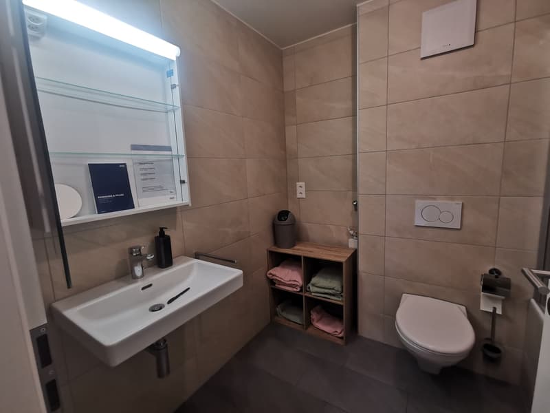 Salle de bain avec colonne de lavage