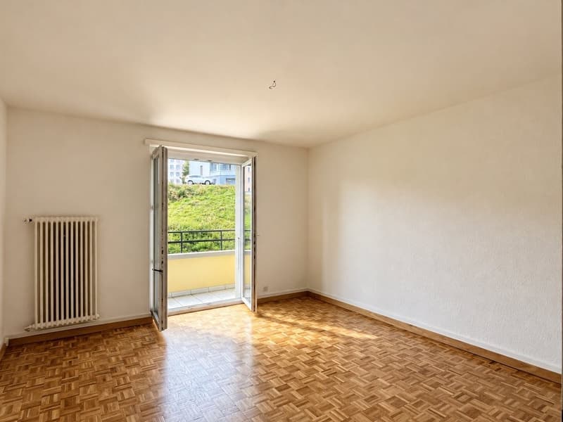 Salon_lumineux_avec_balcon_ouvert.png