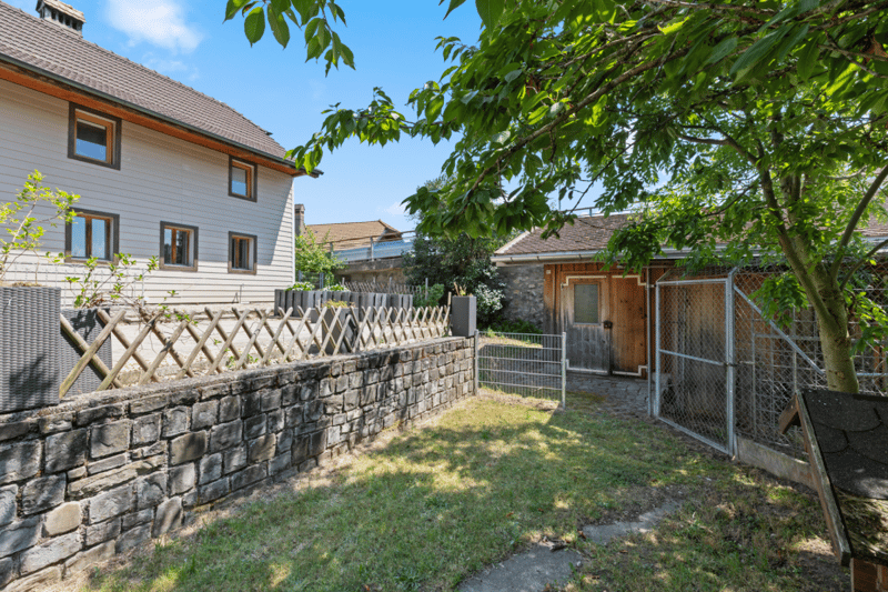 Maison villageoise à rénover avec jardin et dépendances , à Riaz (7)