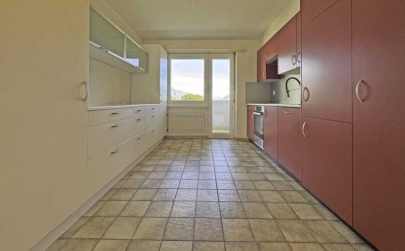 Spacieux appartement de 5,5 pièces avec 2 balcons et place de parc intérieure (5)