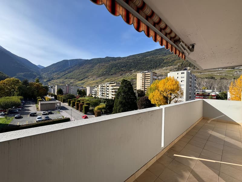 Spacieux appartement de 5,5 pièces avec 2 balcons et place de parc intérieure (3)