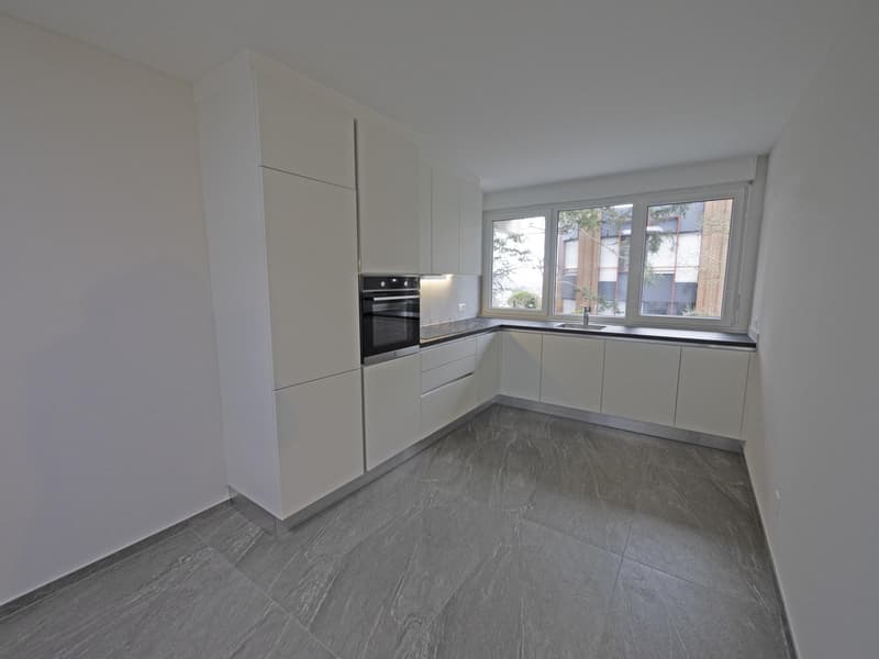 Maison jumelle avec ravissant jardin entièrement clôturé ! (2)