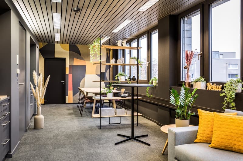 Kaffeebereich und Community Fläche im zusätzlichen Office Space mit 5 Büros