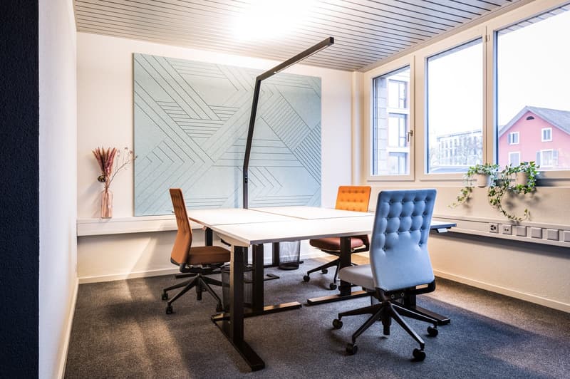 Helles Büro mit drei Arbeitsplätzen im Offices Space
