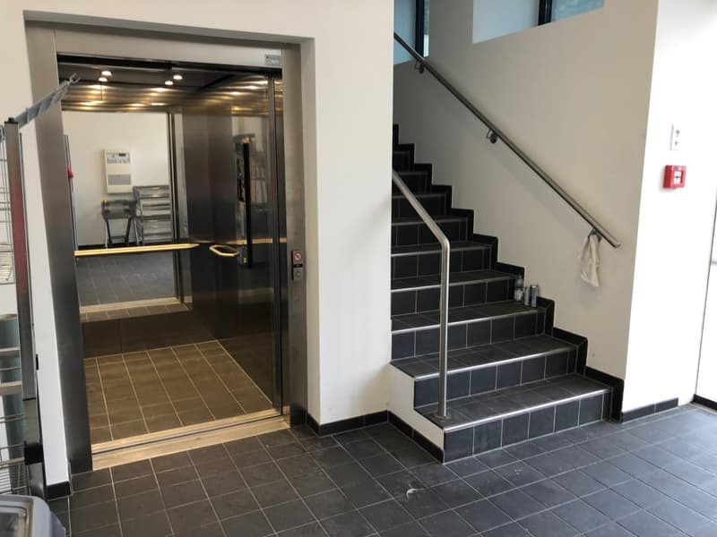 Spazio commerciale per ufficio al primo piano/ Gewerberaum ideal für Büro, Produktion oder Schulung (4)