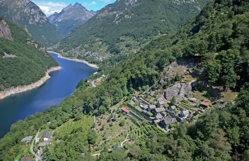 Komplett restauriertes Schweizer Dorf: Ideal für Naturtourismus & Survivalisten! (1)
