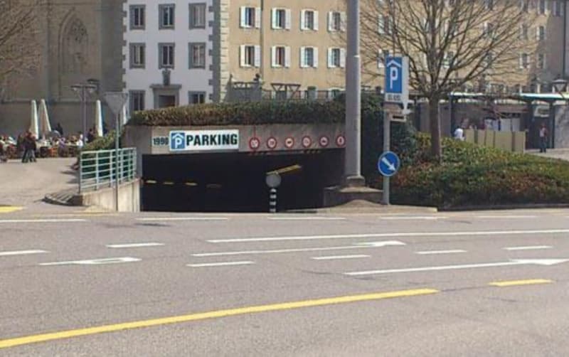 Innen-Parkplatz mitten im Stadtzentrum, Alpenparking, erste, private Parkebene (1)