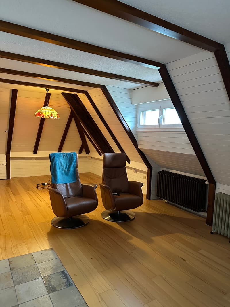 Charmante 1.5-Zimmer-Dachgeschosswohnung mit Altbauflair in Schwyz (11)