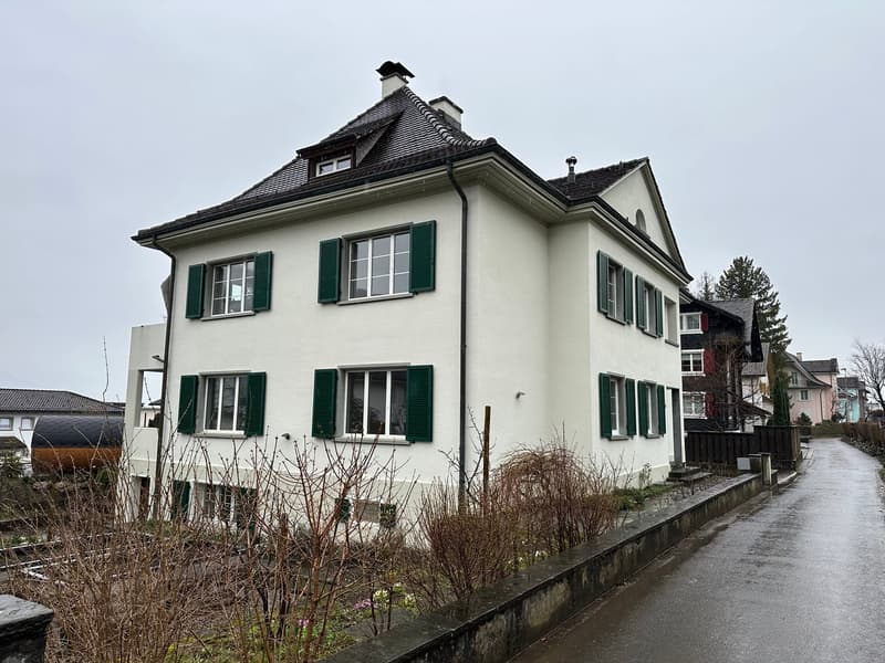 Charmante 2.5-Zimmer-Dachgeschosswohnung mit Altbauflair in Schwyz (1)