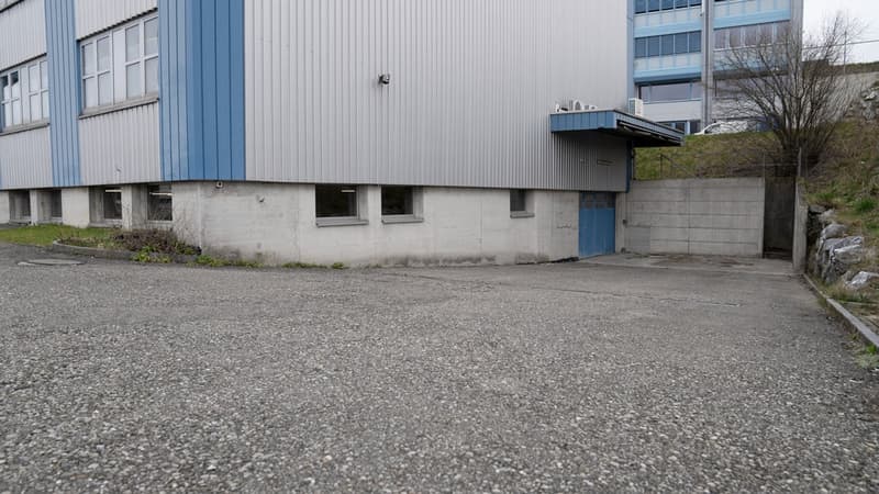 Grosse Garage / Lager und Industrie auf 820 m2 mit Tor in Wittenbach (2)