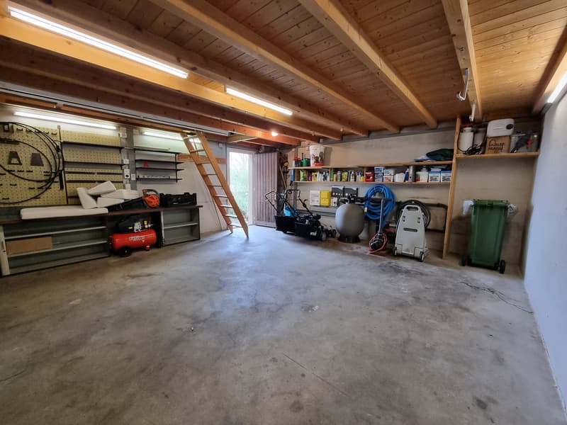 intérieur du garage avec matériel de jardin